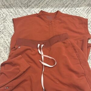 In perfect condition!! Fig auburn colored scrubs! Size large in both.
